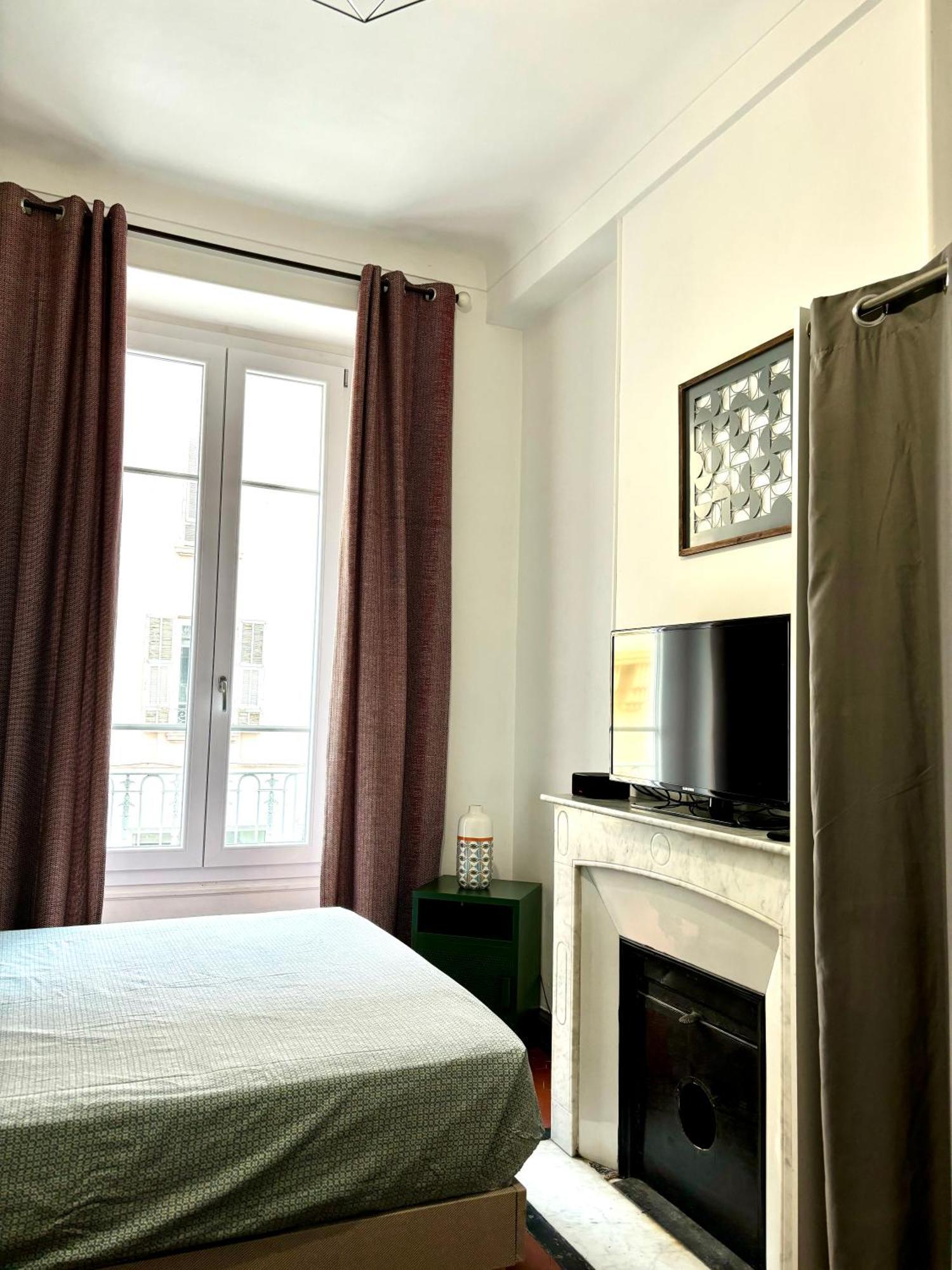 Gare 5 Minutes Garibaldi Republique Privee Non Fumeur Pour Voyageurs Calmes Tram Au Pied De L'immeuble Bed & Breakfast
